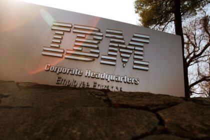 IBM Shares Plunge as Software Deals Take Back Seat in AI Race